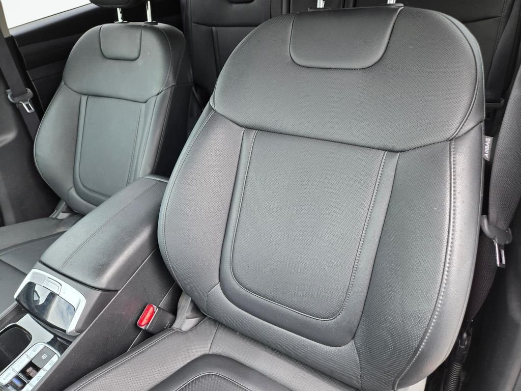 Used 2025 White Hyundai SEL Convenience image 16