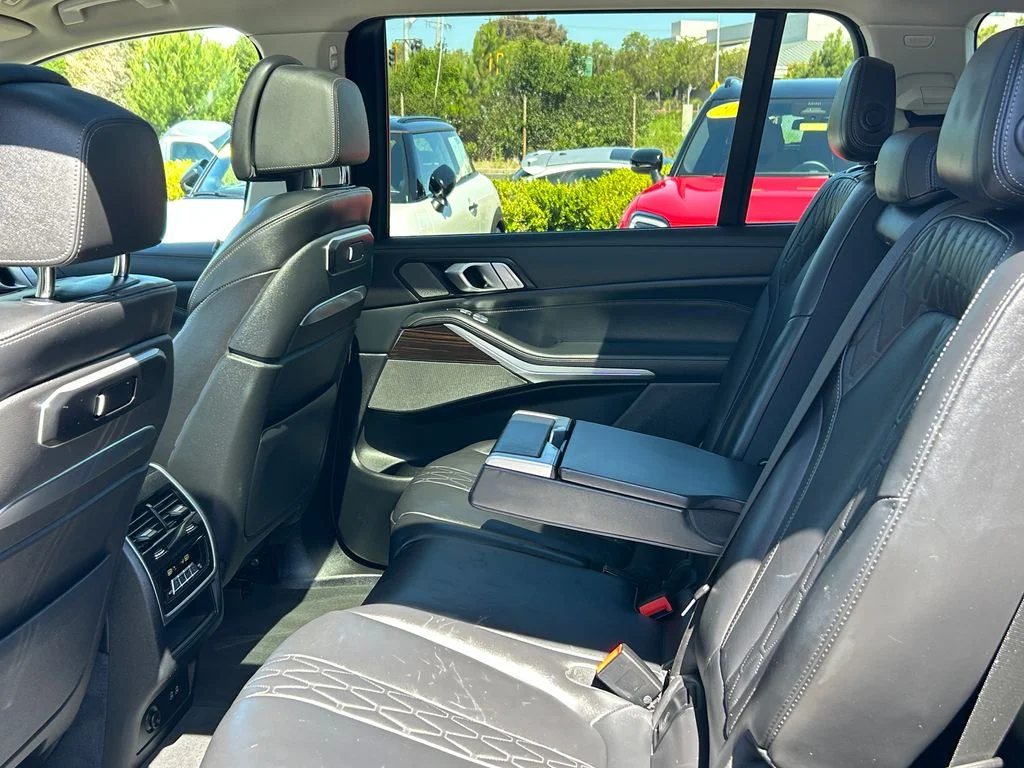 Used 2023 Green BMW xDrive40i image 30