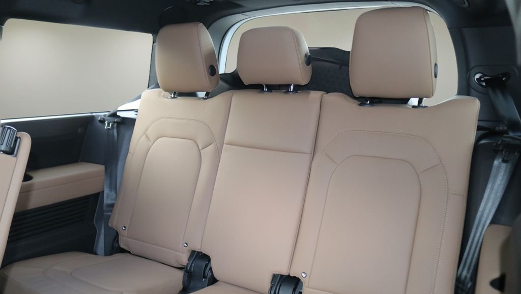 New 2026 Fuji White Land Rover X-Dynamic SE image 16