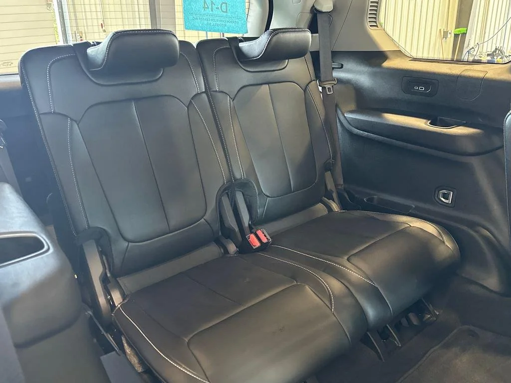 Used 2023 Diamond Black Crystal Pearlcoat Jeep Limited image 34