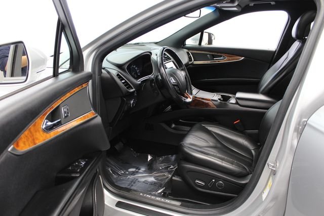Used 2018 Ingot Silver Lincoln Select image 12