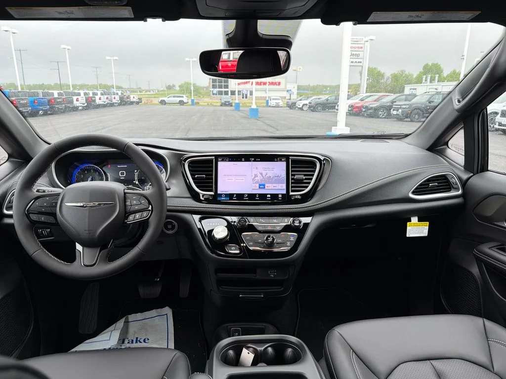 2026 Chrysler Pacifica Select - Photo 12
