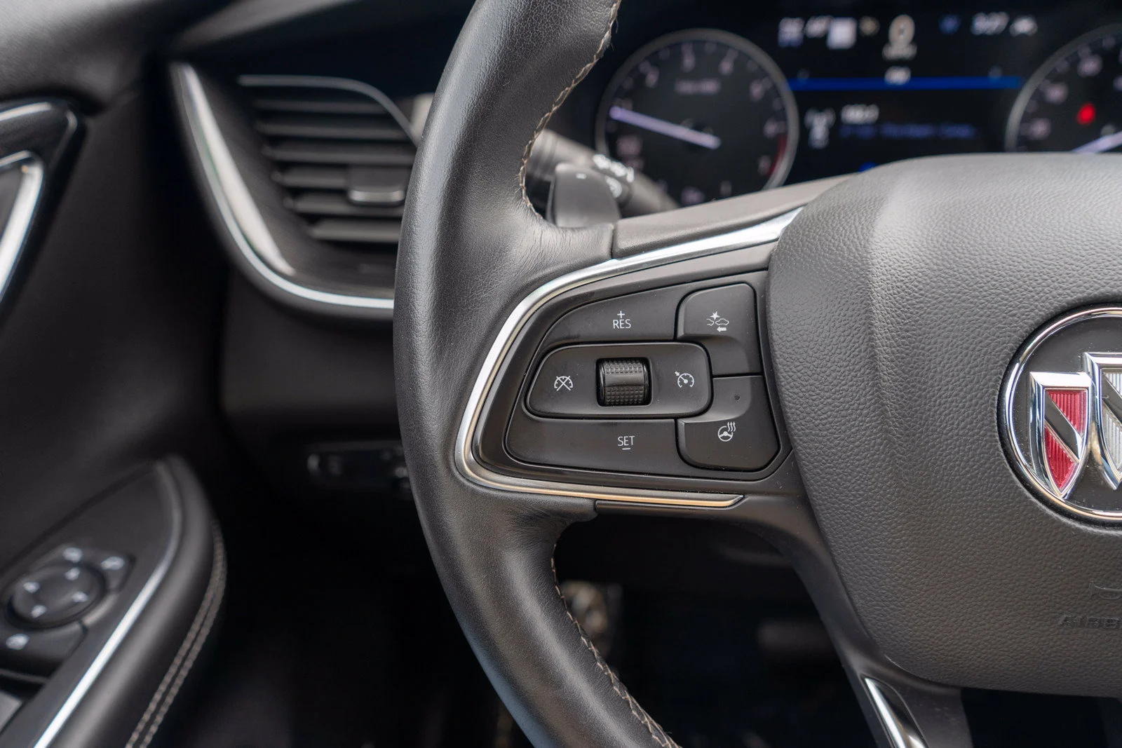 Used 2021 Ebony Twilight Metallic Buick Essence image 26