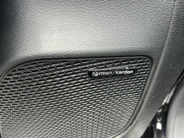 New 2027 Diamond Black Crystal Pearl-Coat Exterior Paint Chrysler Limited image 34