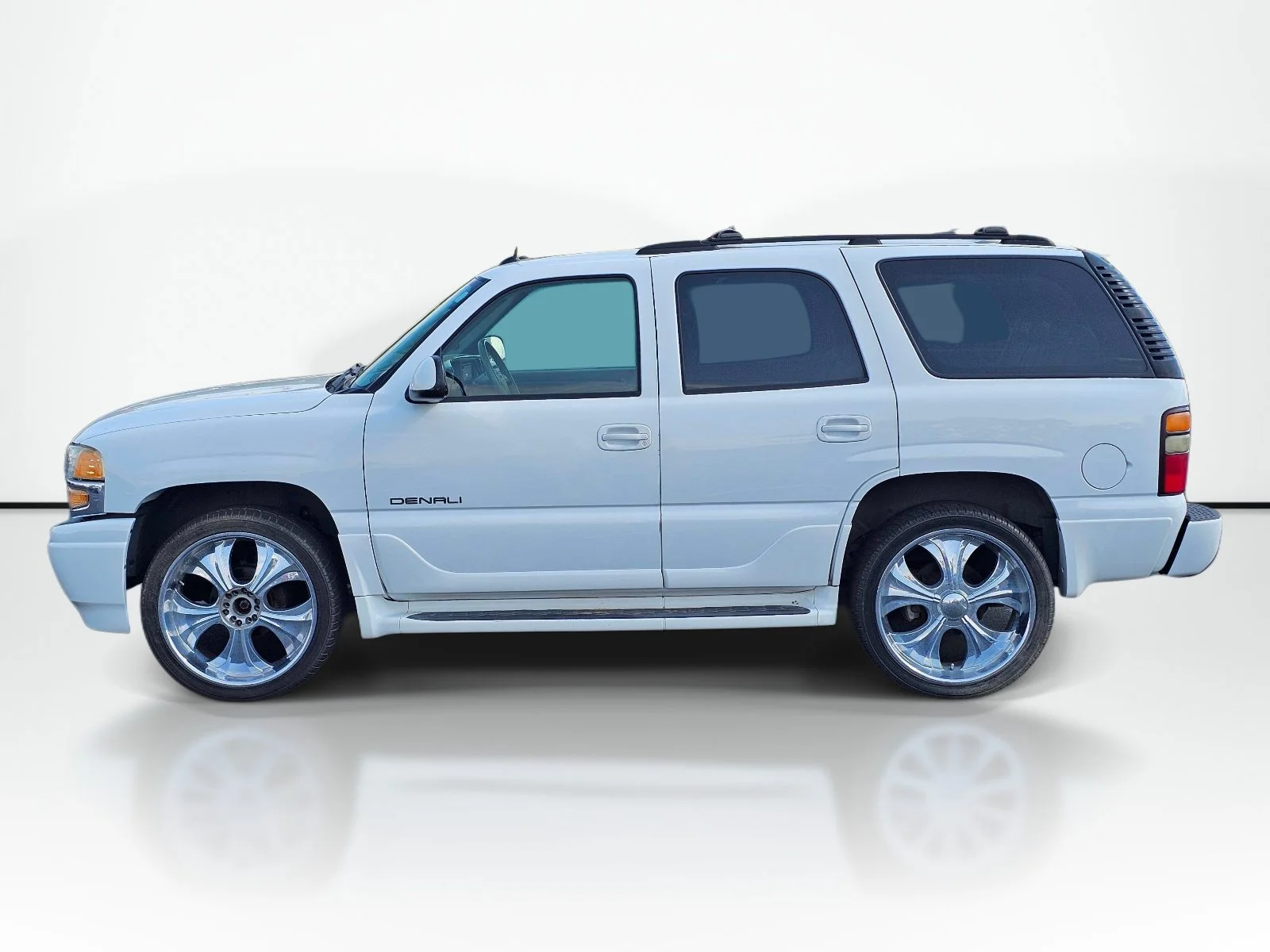 Used 2005 Summit White GMC Denali image 14