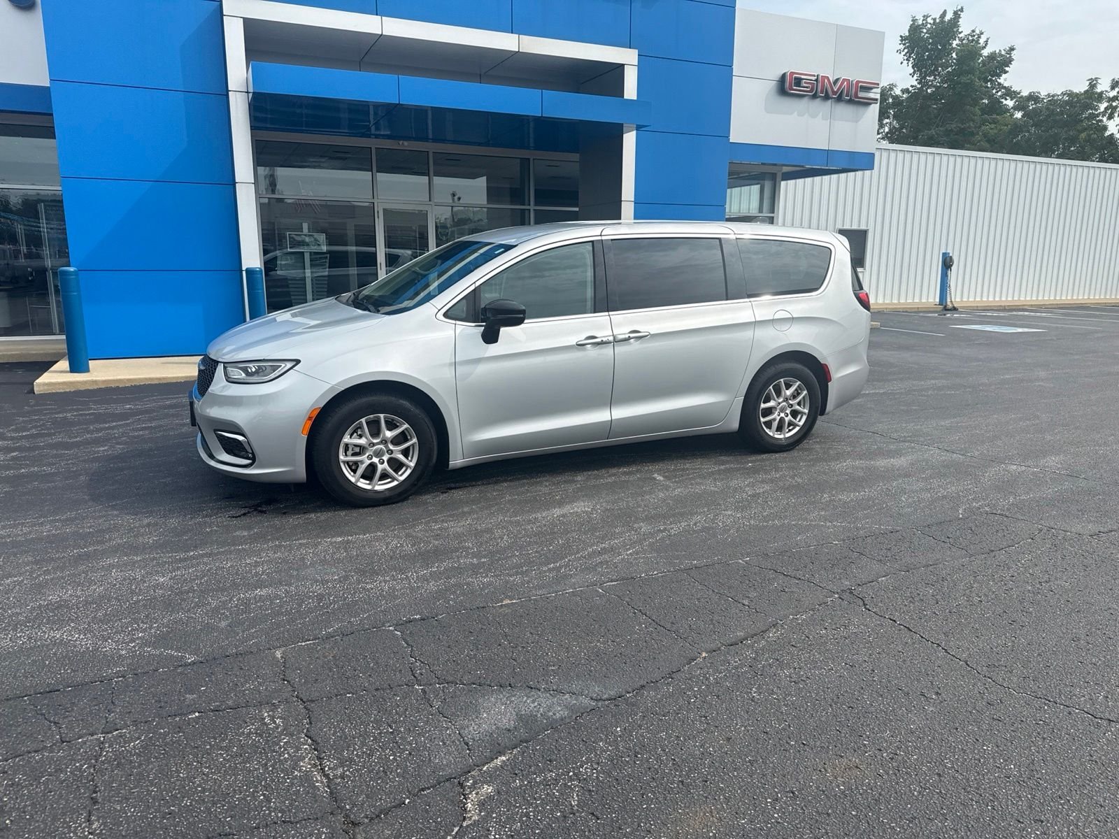 Used 2024 Silver Chrysler Touring L image 3