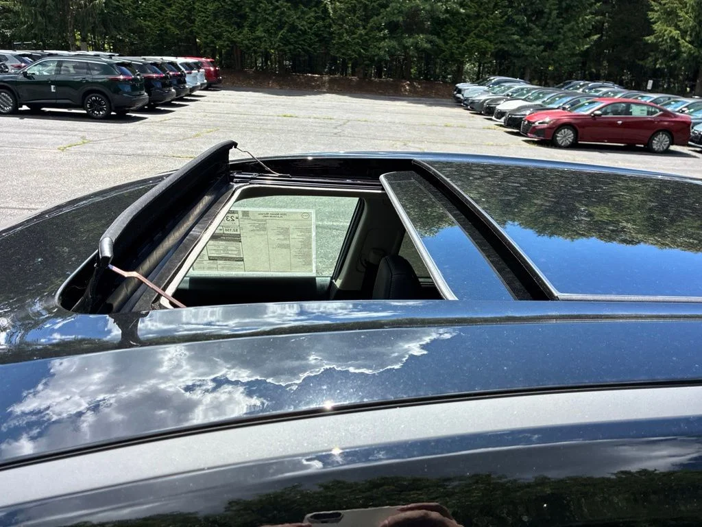 New 2026 Boulder Gray Pearl / Super Black Two-tone Nissan Platinum image 23