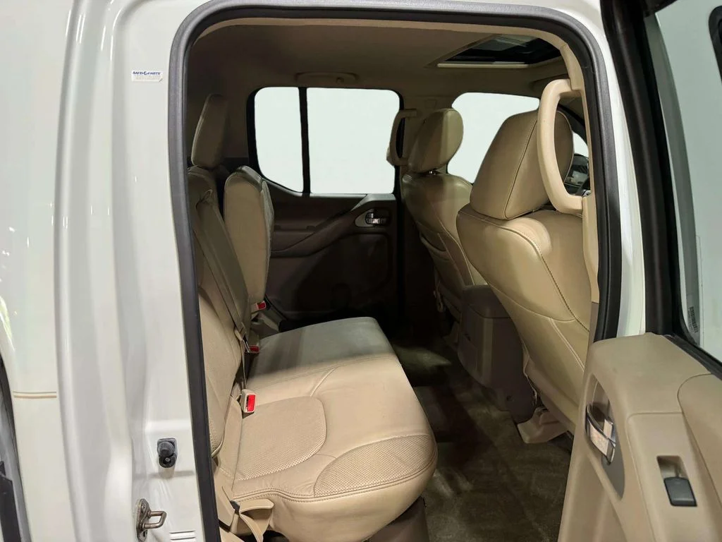 Used 2015 Glacier White Nissan SL image 27