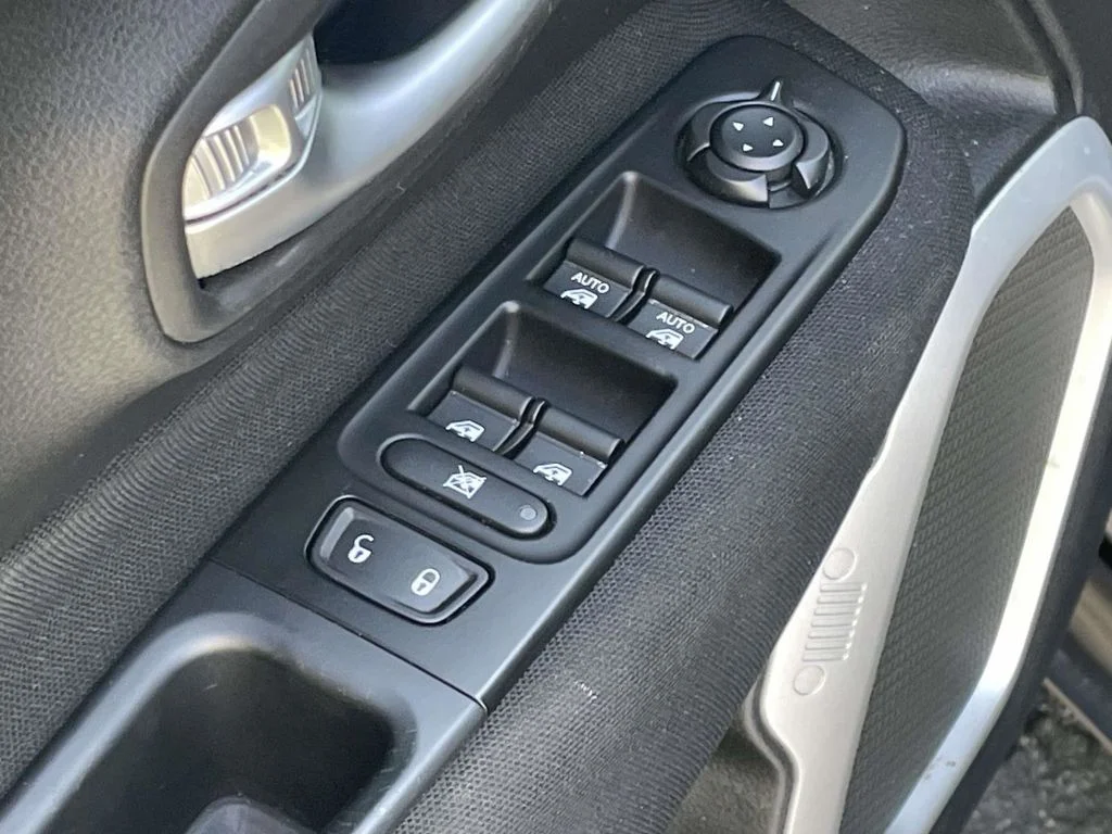Used 2020 Blue Jeep Latitude image 24