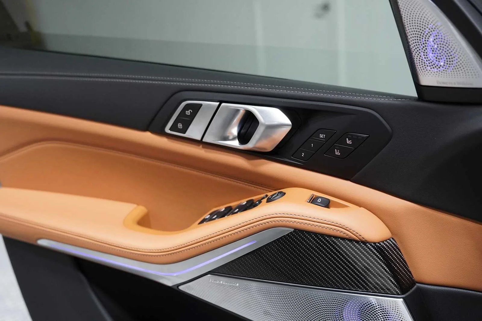 Used 2026 Skyscraper Grey Metallic BMW M60i image 15
