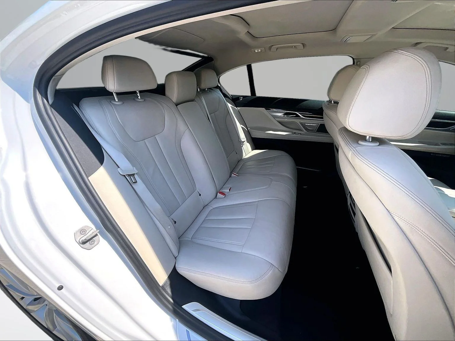 Used 2018 White BMW 740i xDrive image 28
