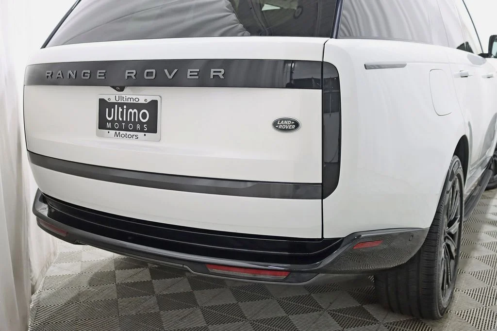 Used 2023 White Land Rover SE image 12