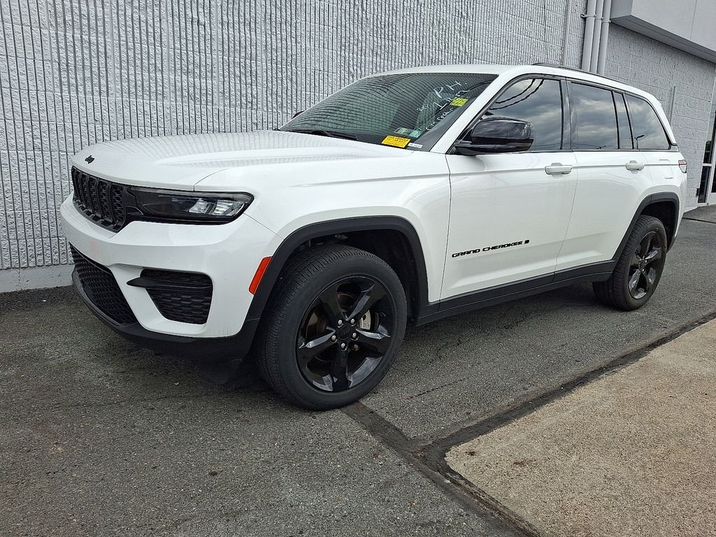 Used 2023 White Jeep Altitude X image 3