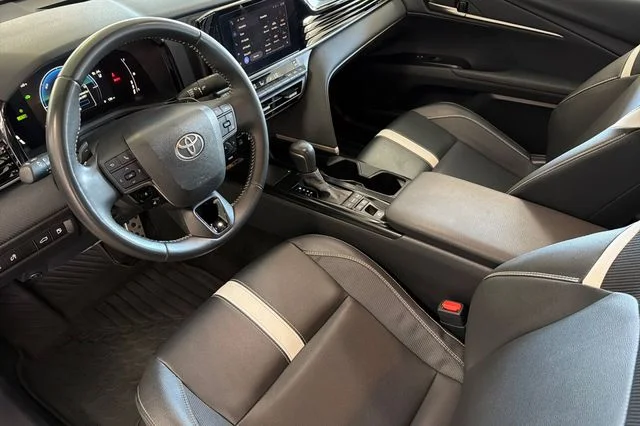 Used 2025 Ice Cap Toyota SE image 14