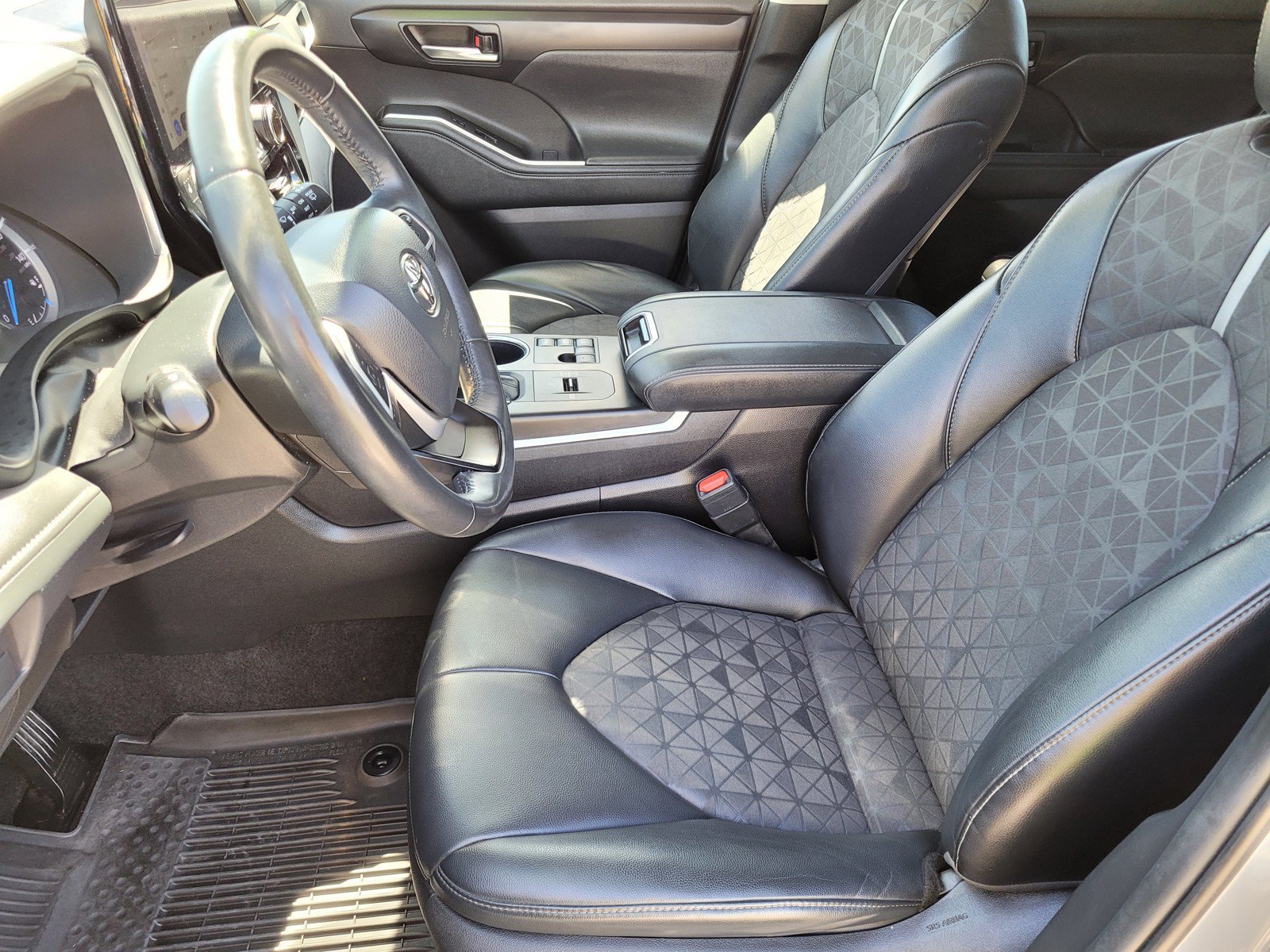 Used 2024  Toyota Hybrid XLE image 16