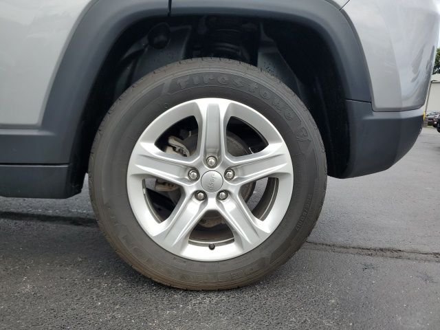 Used 2023 Silver Jeep Latitude image 9