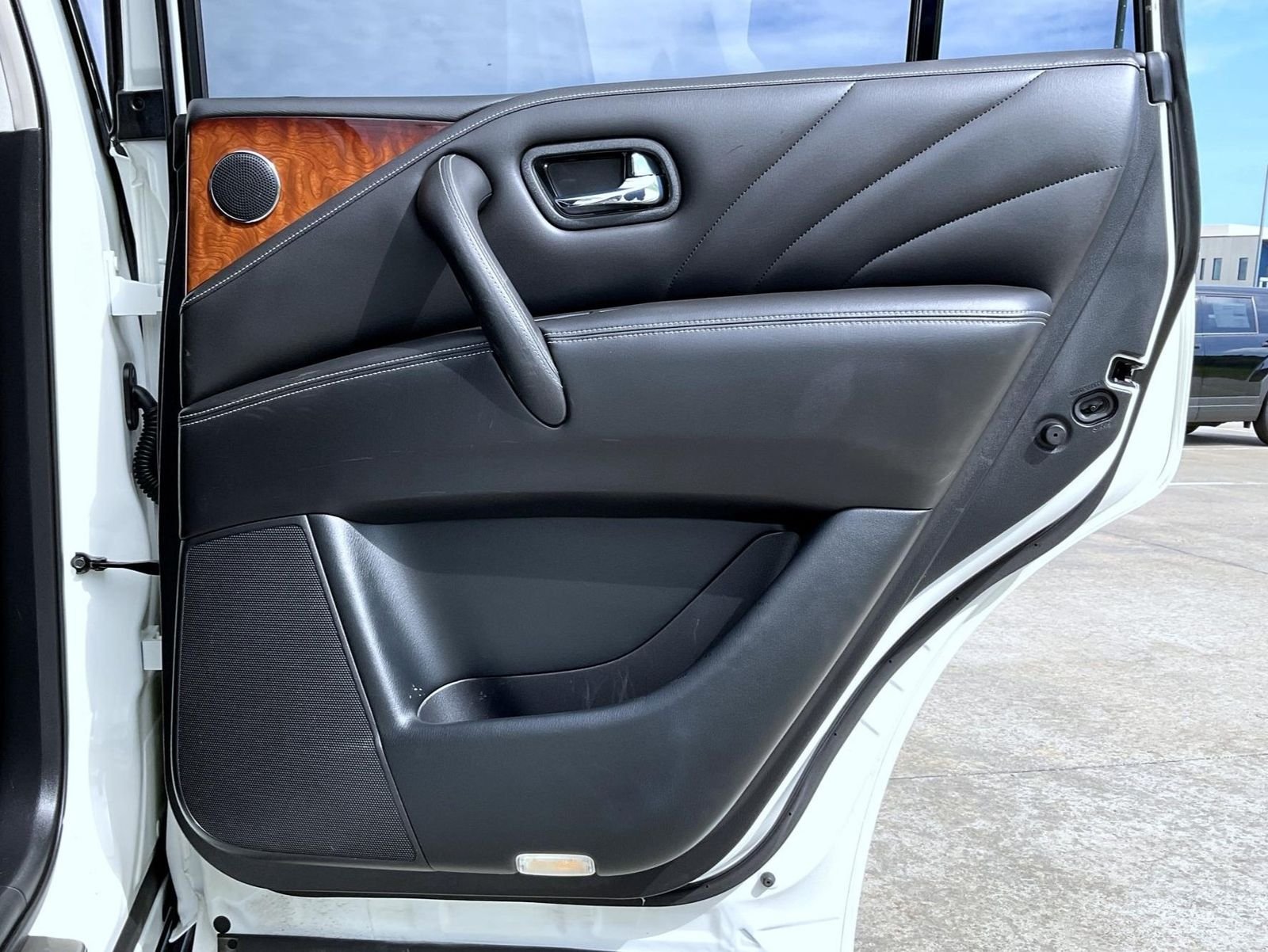 Used 2017 White INFINITI Base image 18