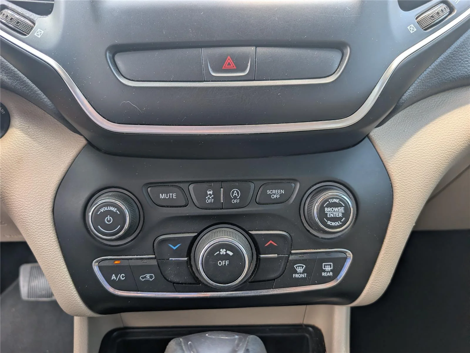 Used 2019 Velvet Red Pearlcoat Jeep Latitude image 17