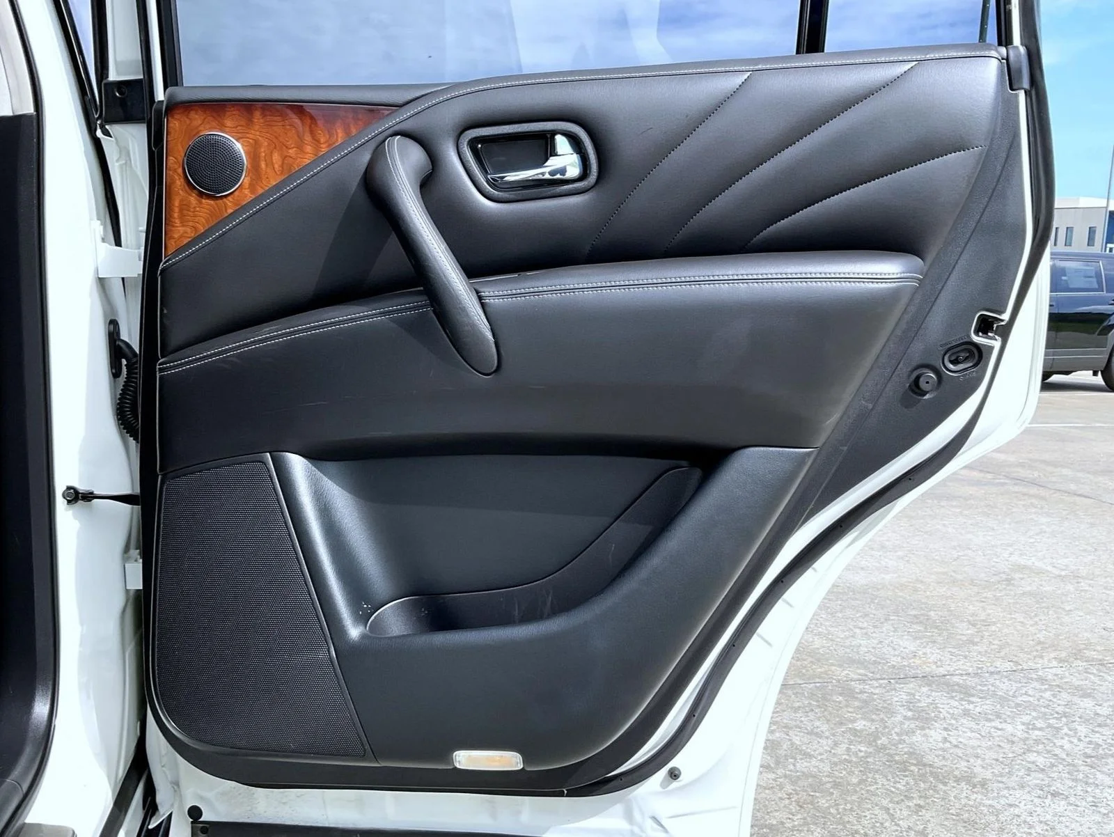 Used 2017 White INFINITI Base image 18