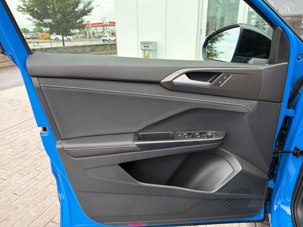 Certified Used 2025 Cornflower Blue w/Deep Black Roof Volkswagen 1.5T SE Black image 12
