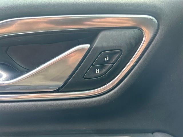 Used 2022 White GMC SLT image 18