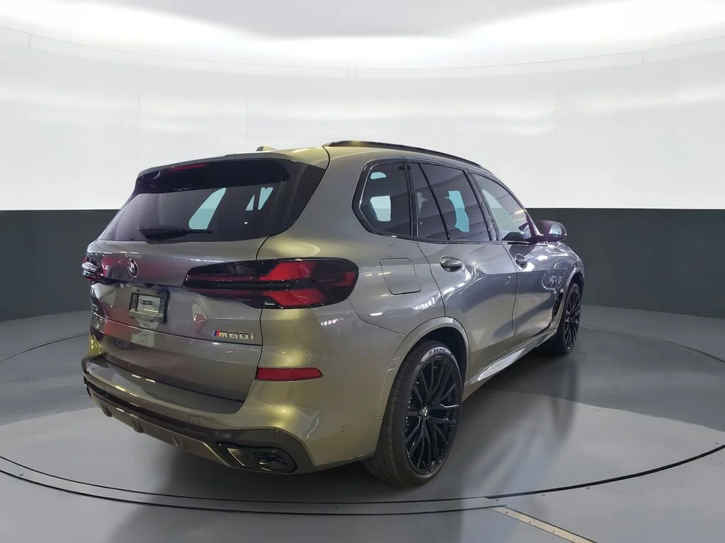 New 2026 Skyscraper Grey Metallic BMW M60i image 3