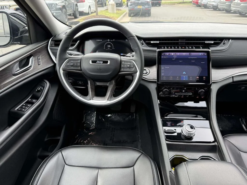 Used 2024  Jeep Limited image 18