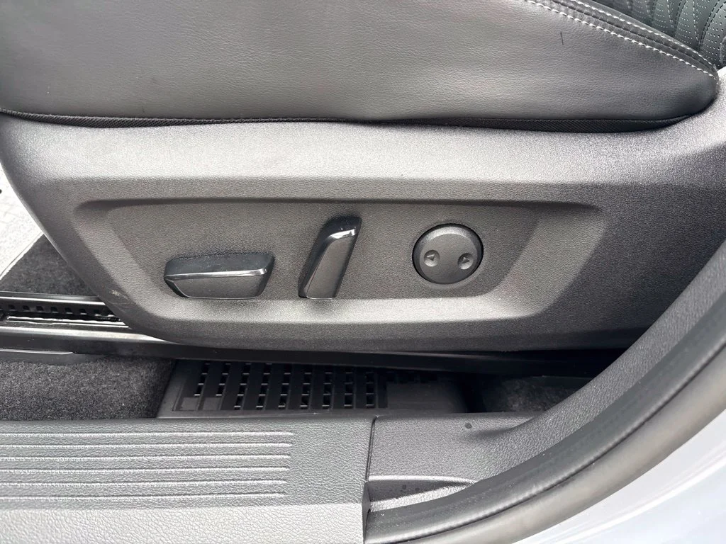 Used 2025 Gray Nissan Platinum image 21