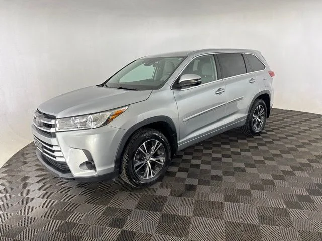 Used 2018 Silver Toyota LE image 4