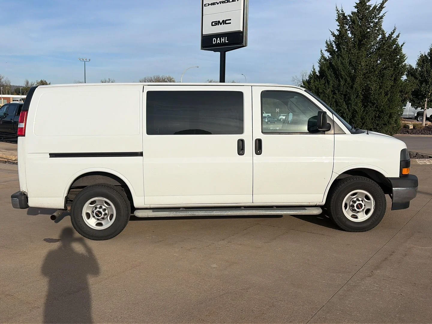 Used 2019 SUMMIT WHITE GMC VAN 2500 RWD 135" image 2