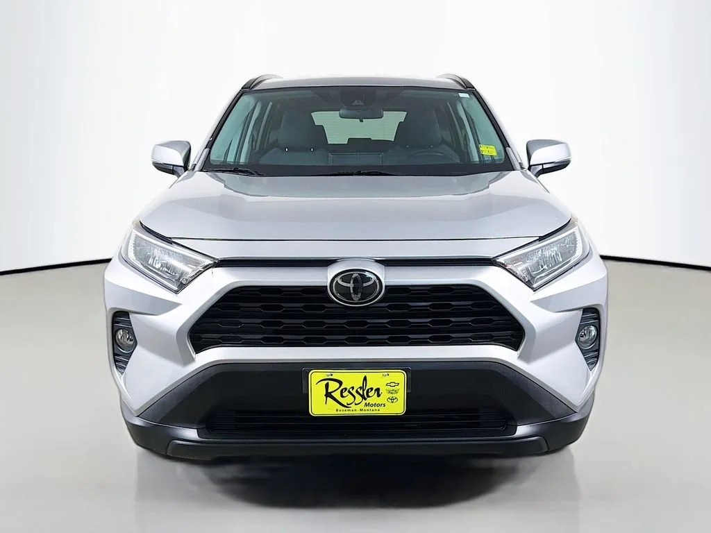 Used 2021  Toyota XLE image 2