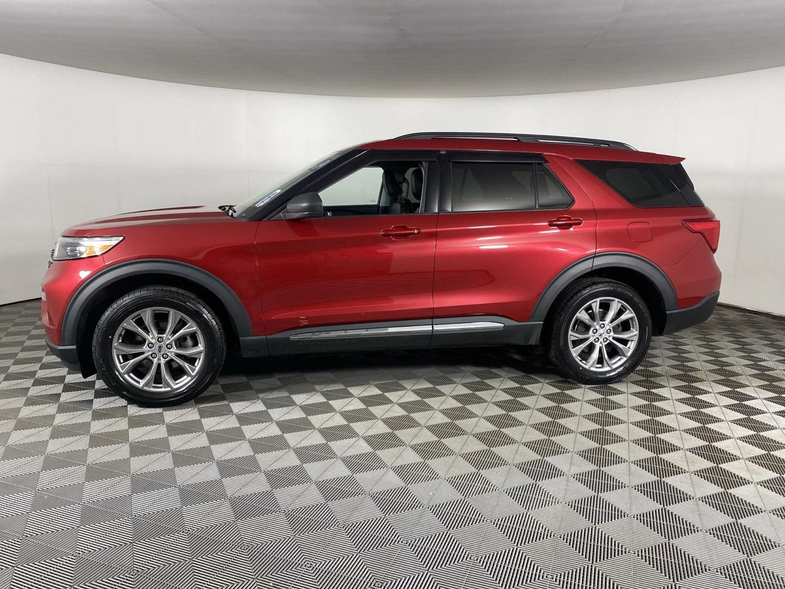 Used 2022 Rapid Red Metallic Tinted Clearcoat Ford XLT image 7