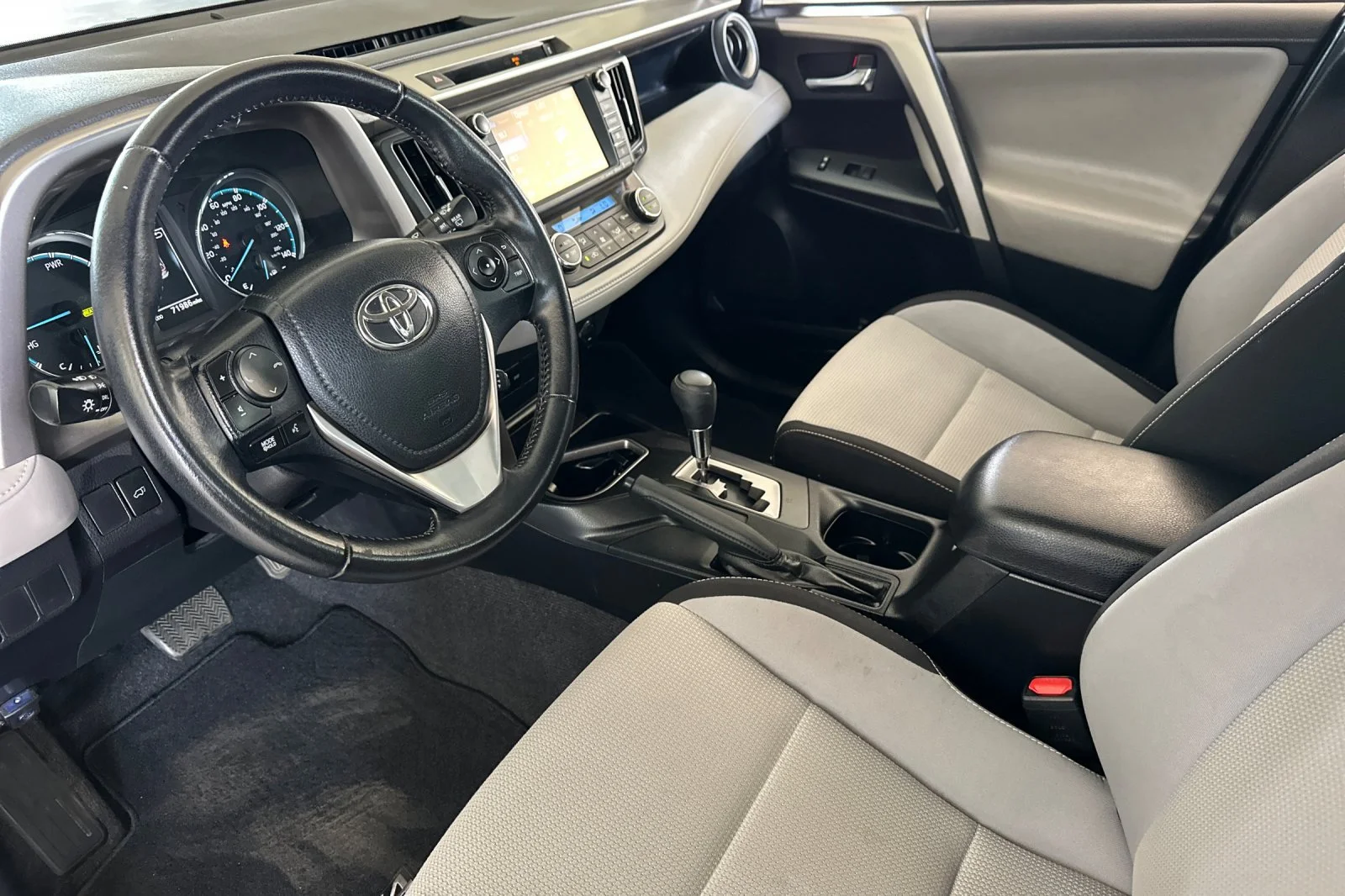 Used 2016 Silver Toyota XLE image 10