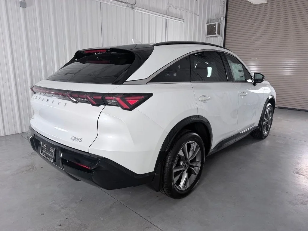 New 2027 RADIANT WHITE INFINITI Luxe AWD image 7