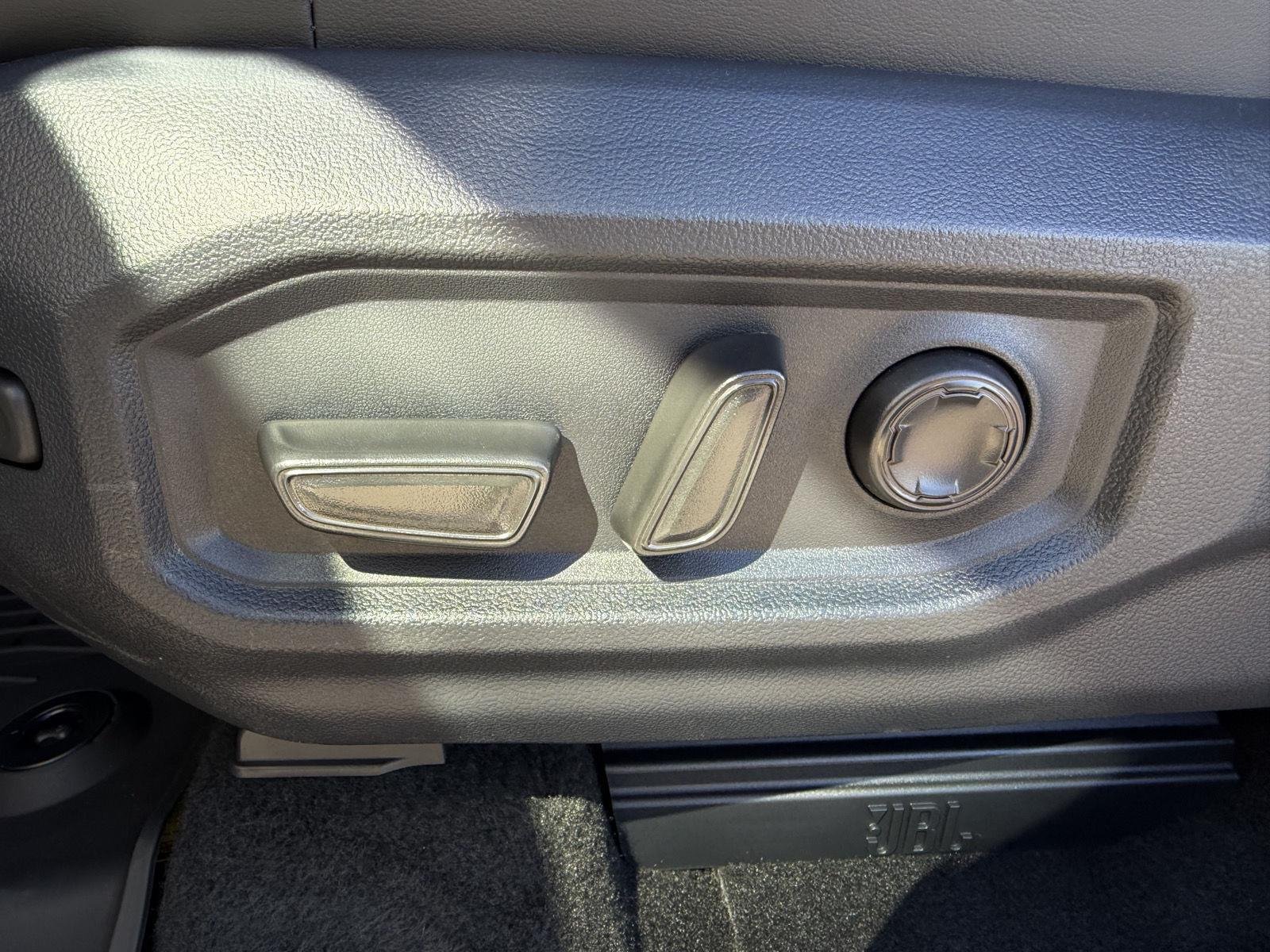 New 2026 Wind Chill Pearl <sup>1</sup> Toyota Tundra Platinum image 12