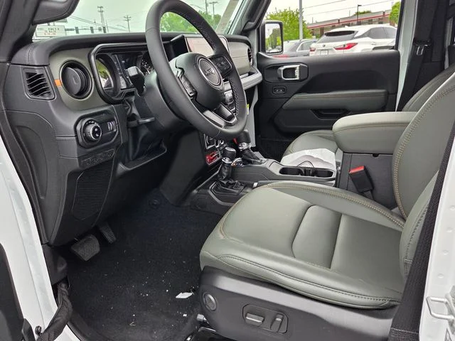 New 2026 Bright White Clear-Coat Exterior Paint Jeep Mojave image 15