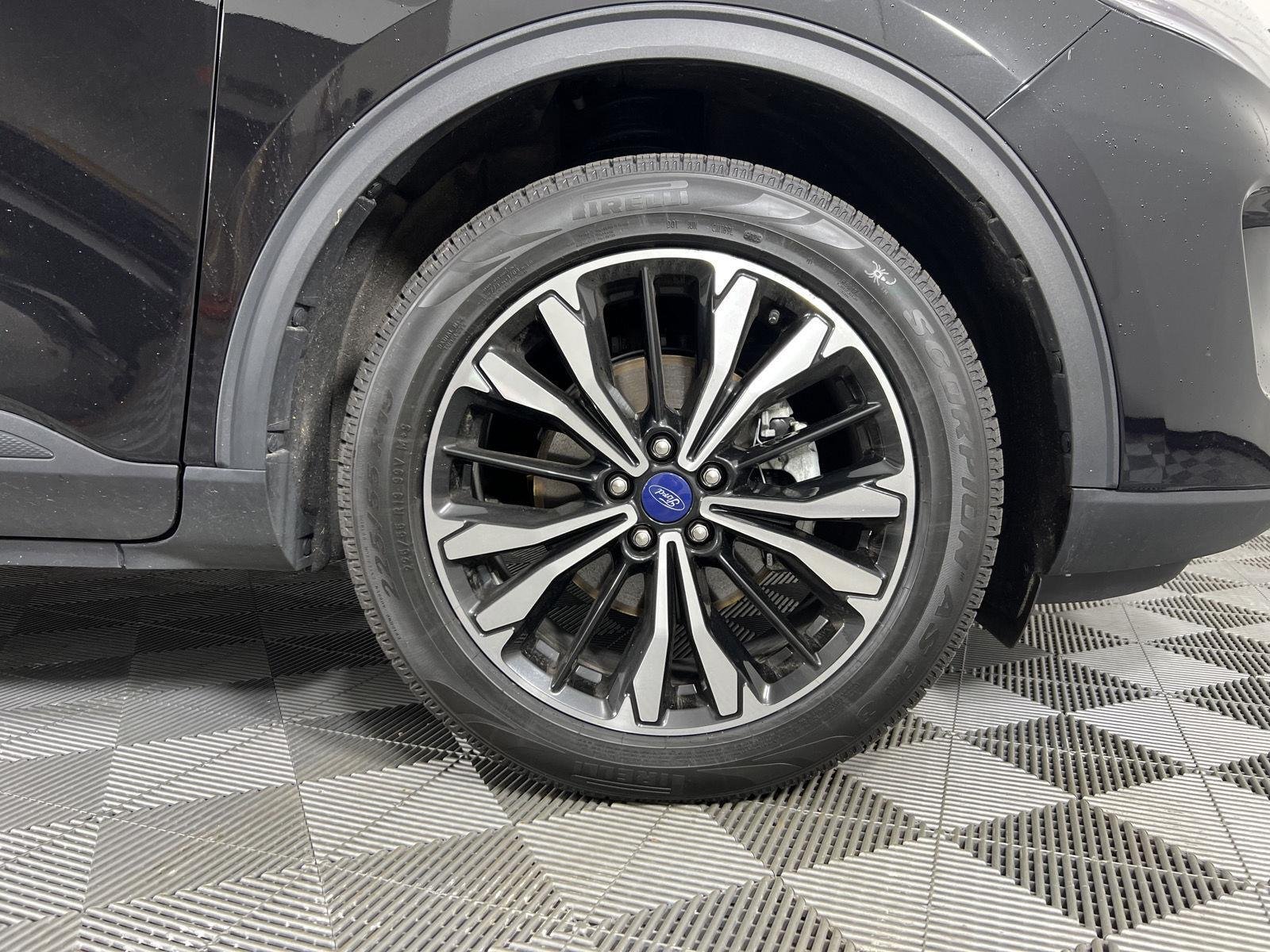 Used 2022 Black Metallic Ford SEL image 13