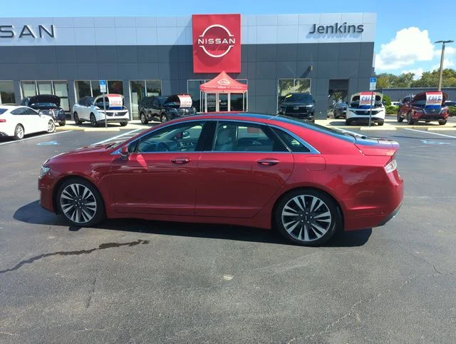 Used 2017 Red Lincoln Reserve image 10