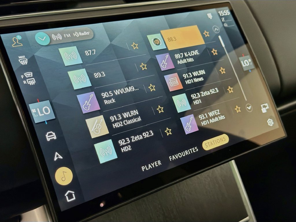 New 2027 Santorini Black Land Rover SE image 15