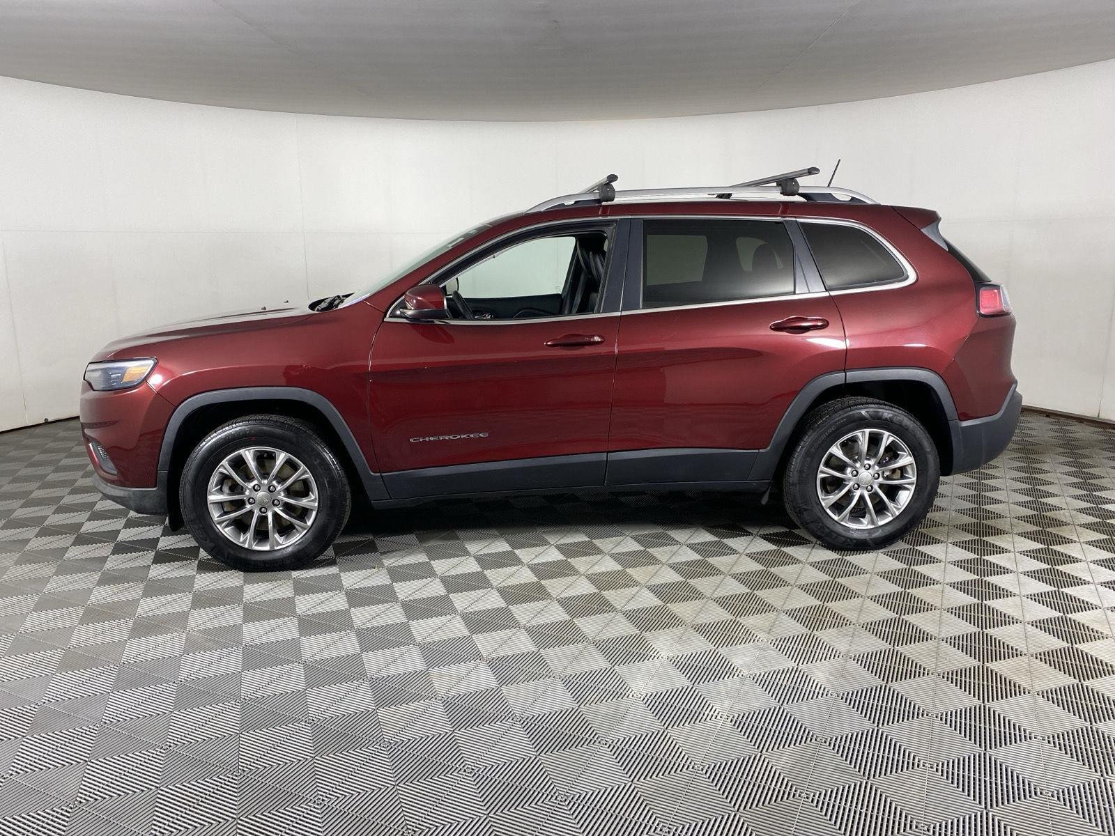Used 2019 Velvet Red Pearlcoat Jeep Latitude Plus image 7