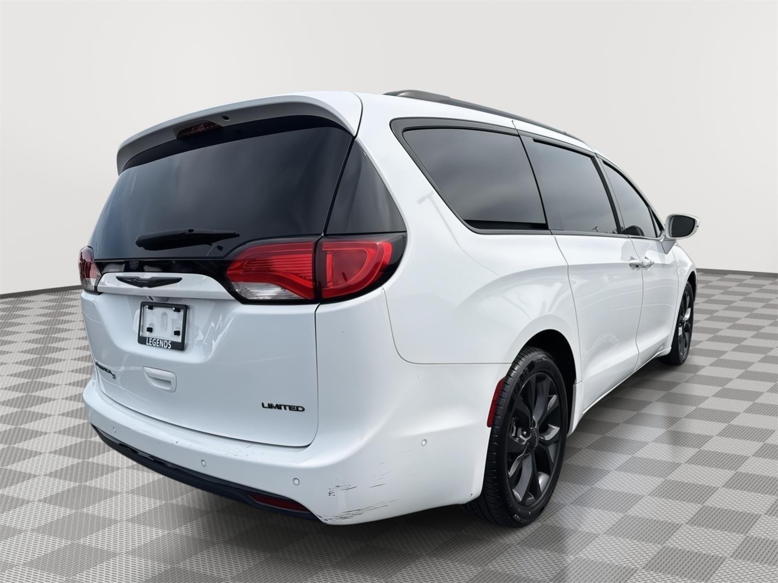 Used 2018 Bright White Clearcoat Chrysler Limited image 14