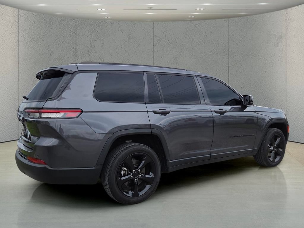 Used 2023 Baltic Gray Metallic Clearcoat Jeep Altitude image 3