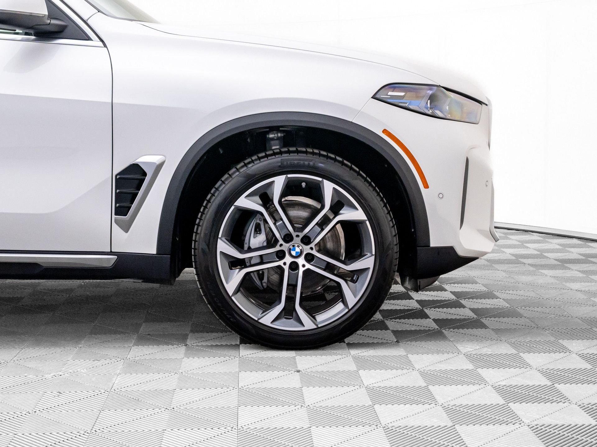 New 2026 Mineral White Metallic BMW xDrive40i image 36