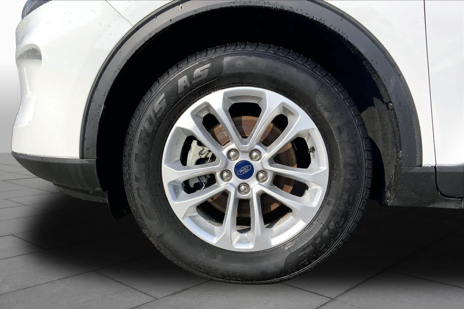 Certified Used 2021 Oxford White Ford SE image 11
