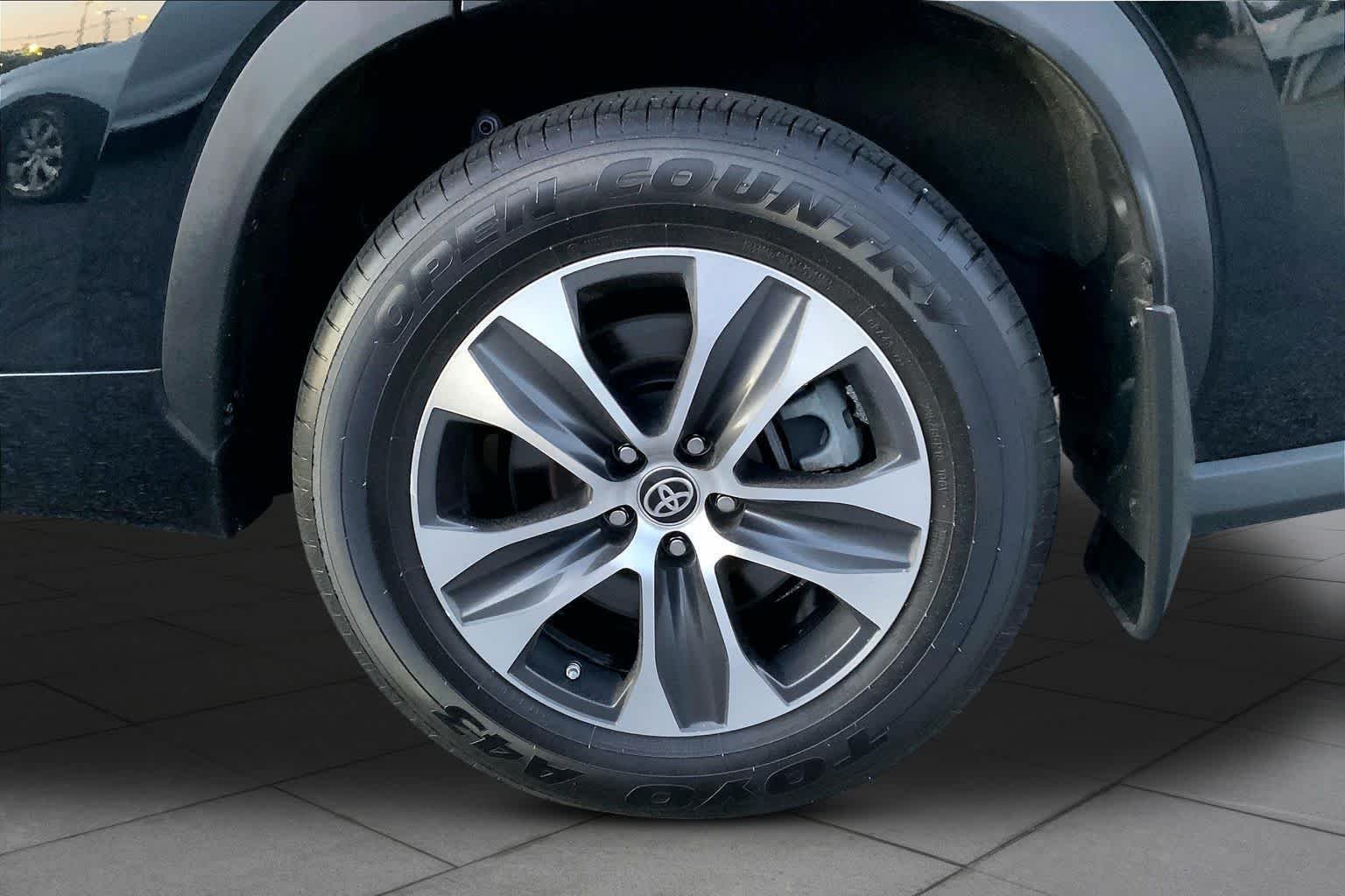 Used 2022 Midnight Black Metallic Toyota Hybrid XLE image 11