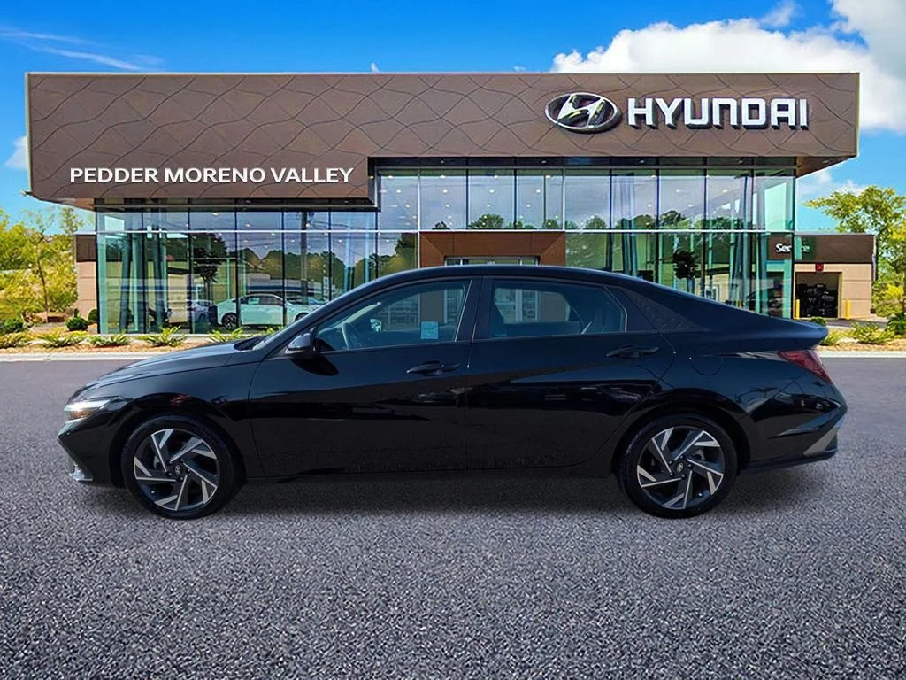 Used 2025 Black Hyundai SEL Sport image 5