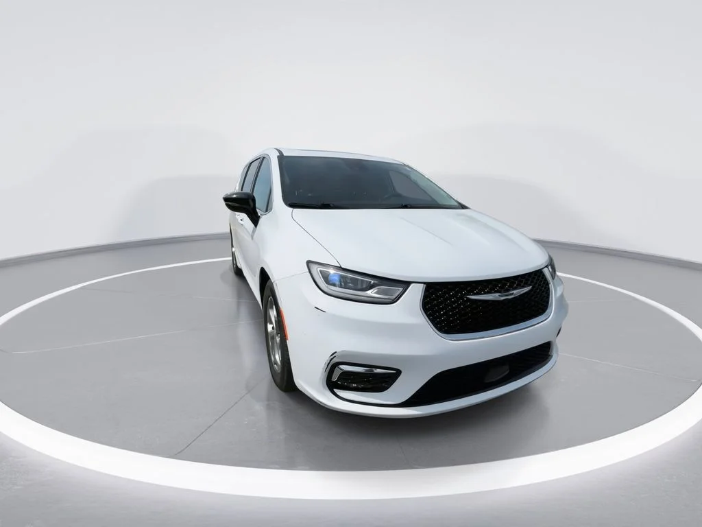 Used 2024 White Chrysler Limited image 2