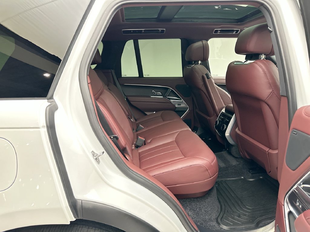 Used 2025  Land Rover SE image 19