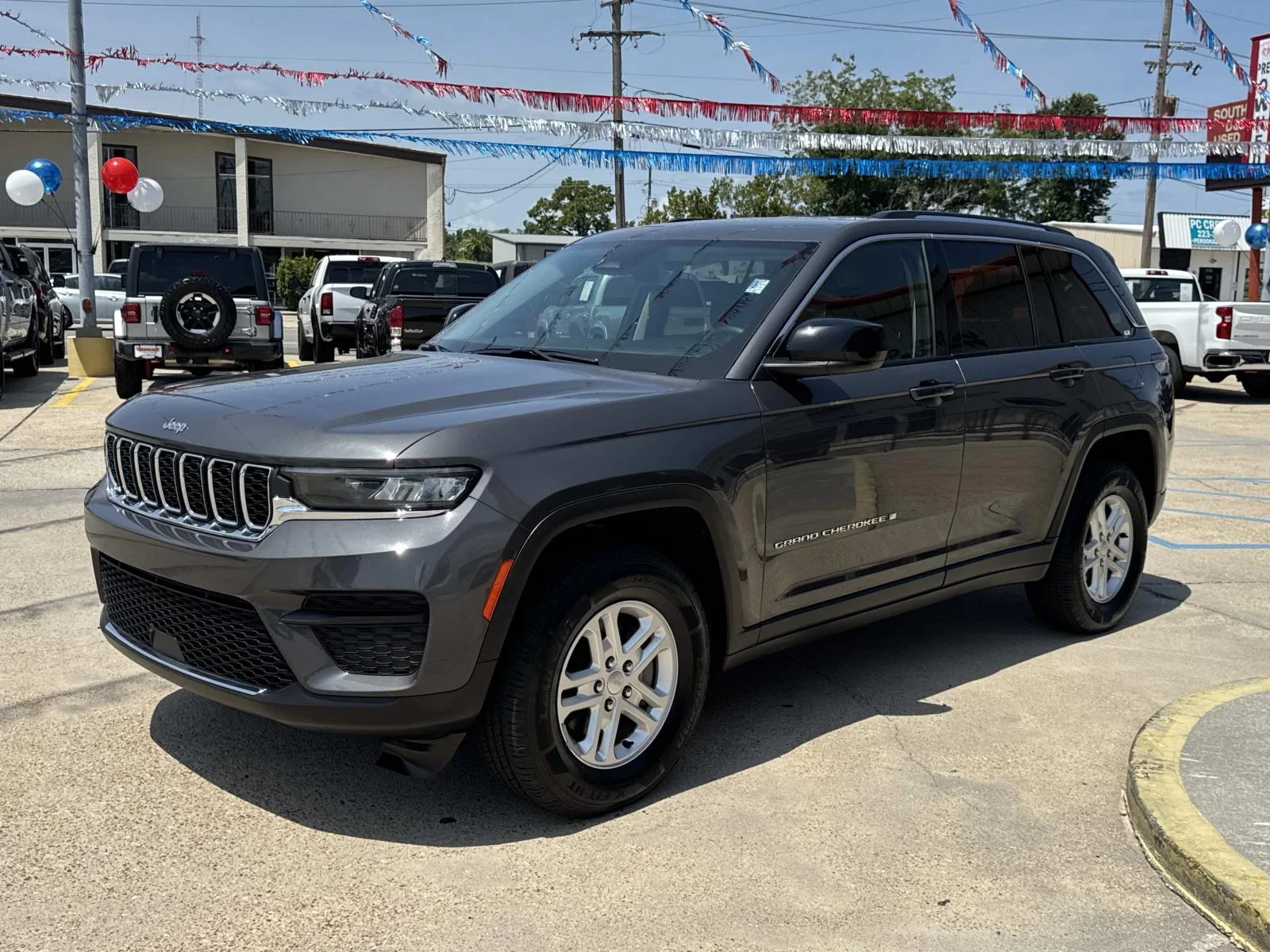 Used 2024 Baltic Gray Metallic Clearcoat Jeep Laredo image 3