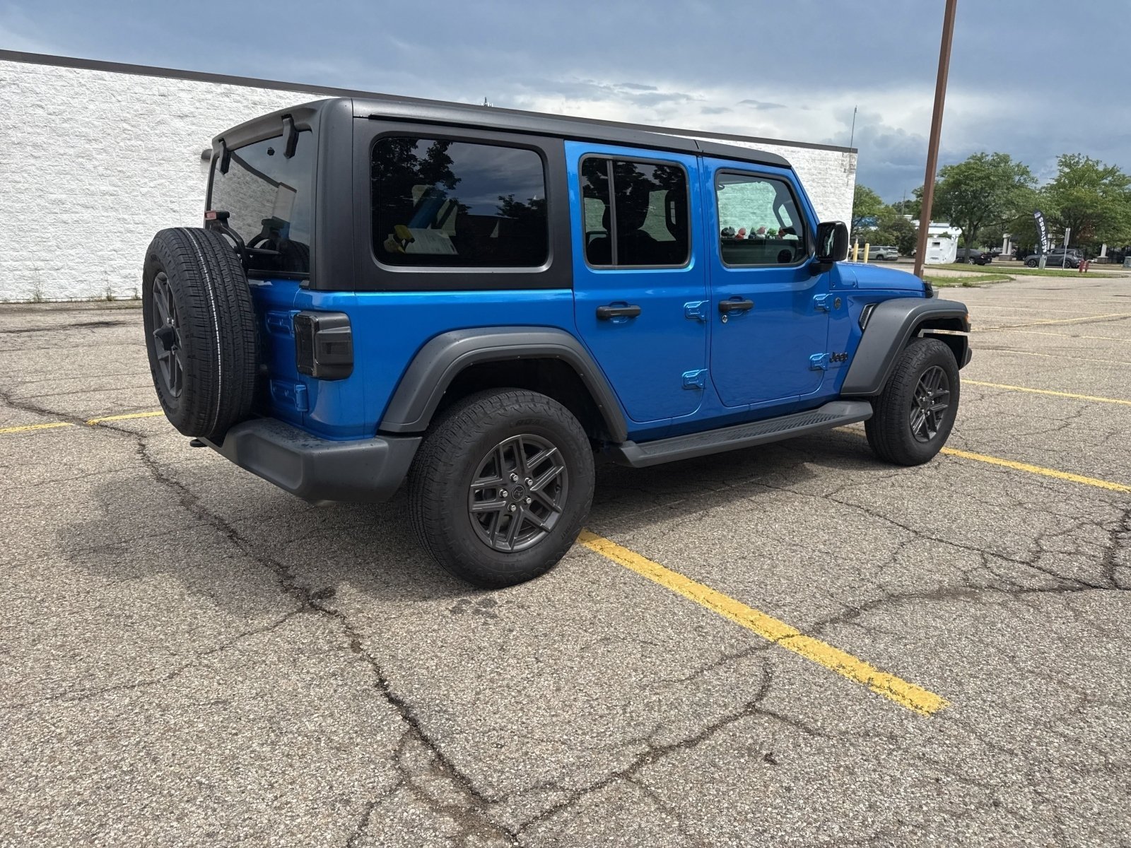 Used 2024 Hydro Blue Pearlcoat Jeep Sport S image 24